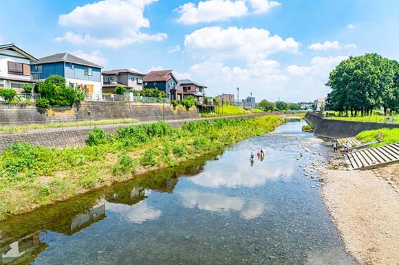 写真：住宅街と川原